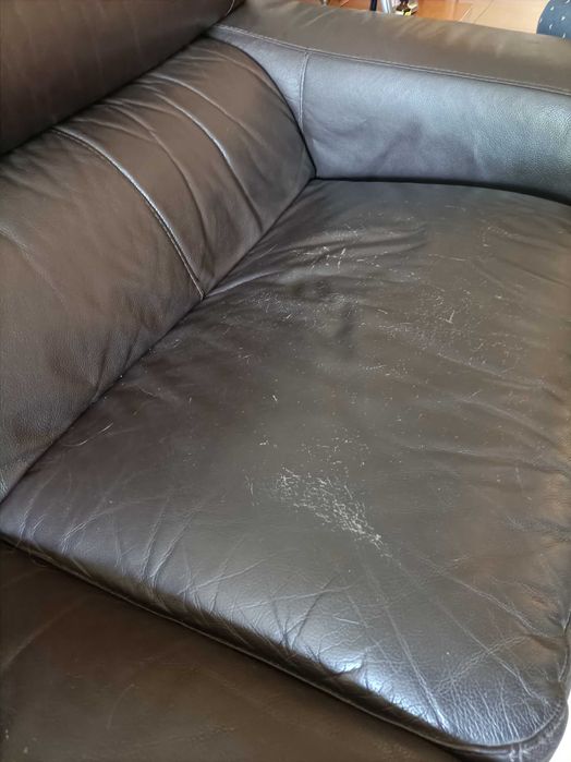 Sofá de pele com algum uso