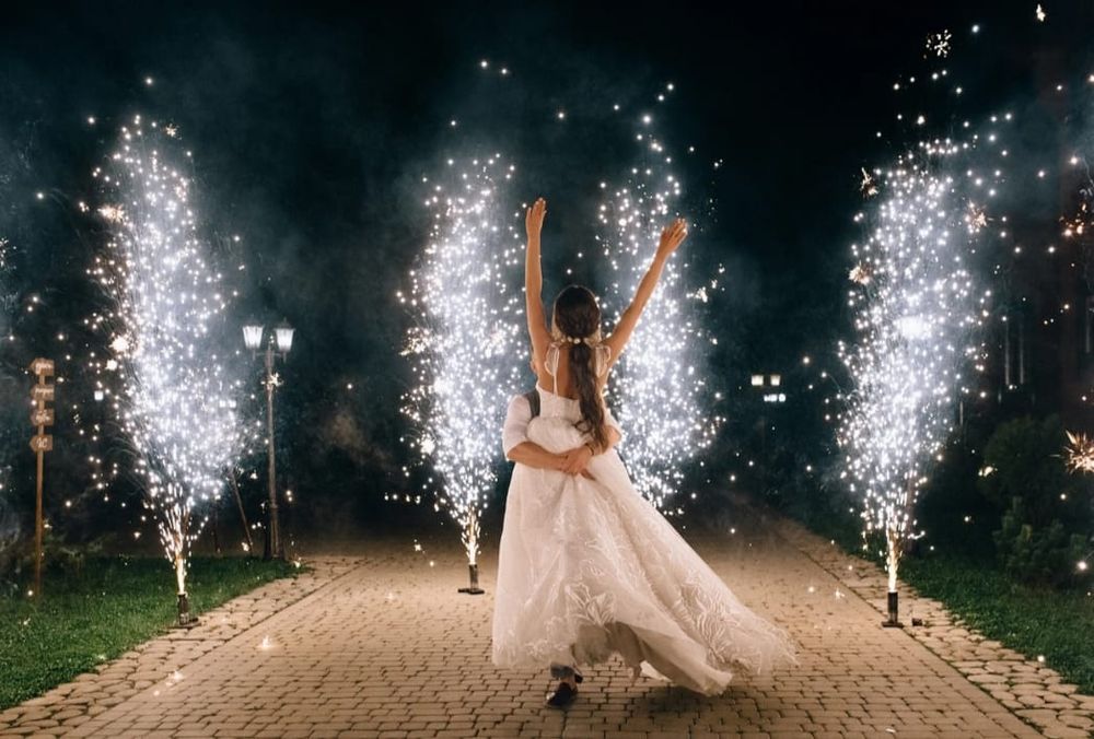 Wodospad iskier Wiatraki iskier Ciężki dym dywan kolorowe wystrzały we