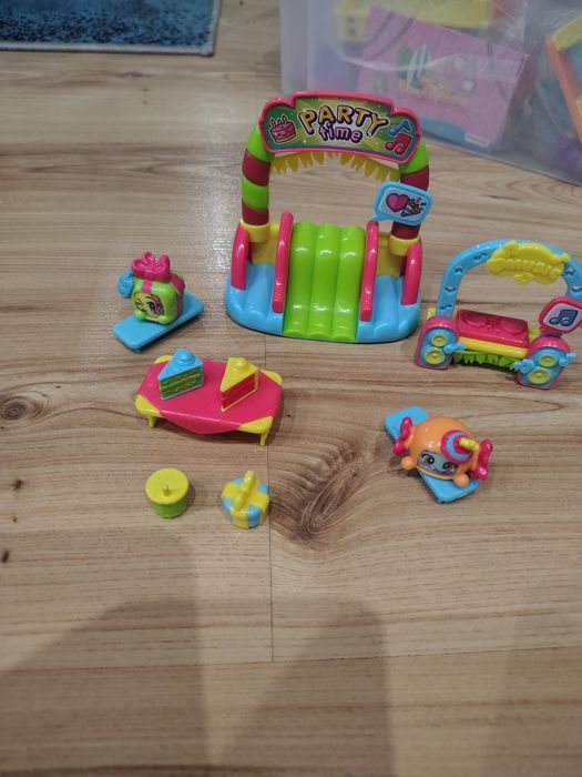Moji pops party time
