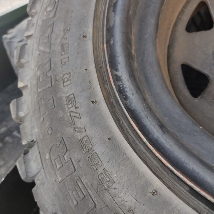 Pneus 235 75 R15 5x165.1 E Jantes 15 land rover series 3