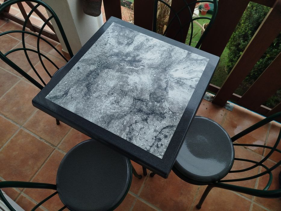 Mesa e cadeiras Werzalit