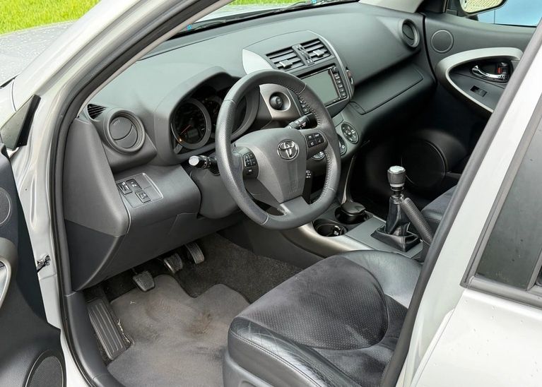 Toyota RAV4 2011 год  2.0 дизель