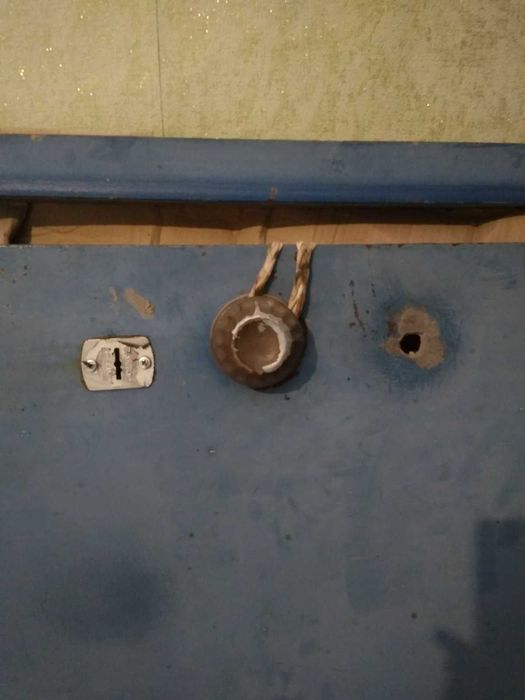 Дверь металлическая , без лутки.