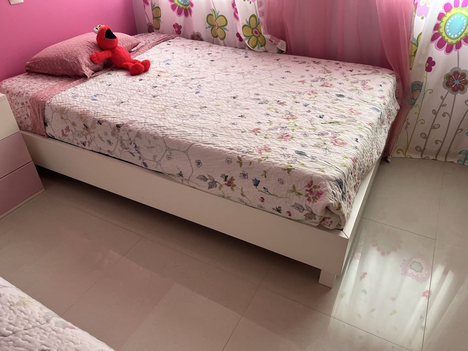 Mobilia de quarto completo com duas camas