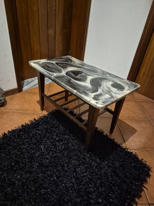 Mesa em lacado para uso diverso