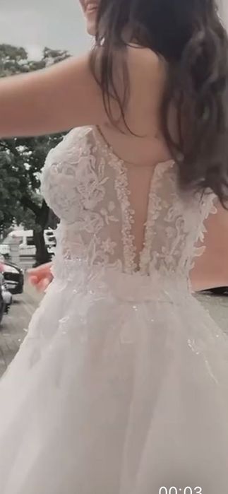 bardzo piękna suknia ślubna