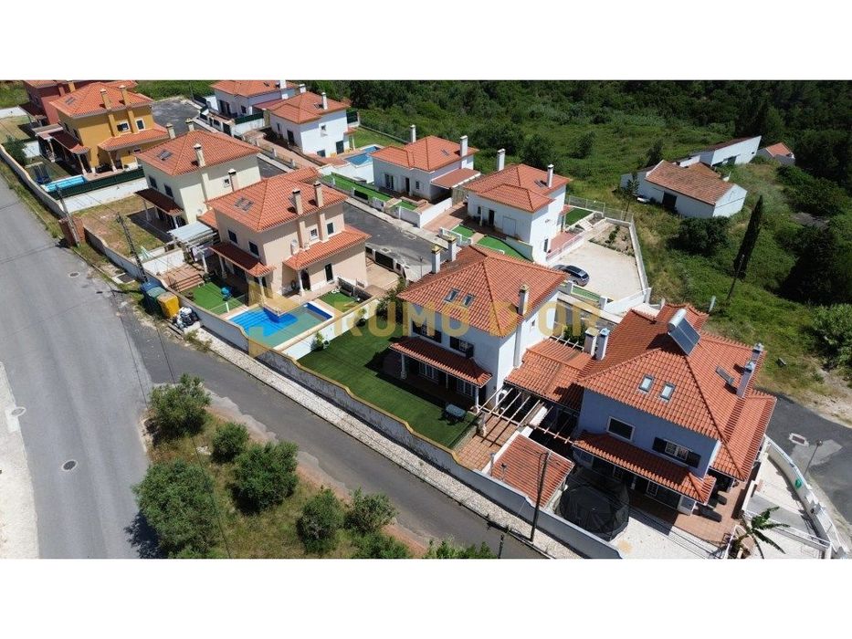 Live in Comfort! T4 House with Garden and Outdoor Space in Alenquer