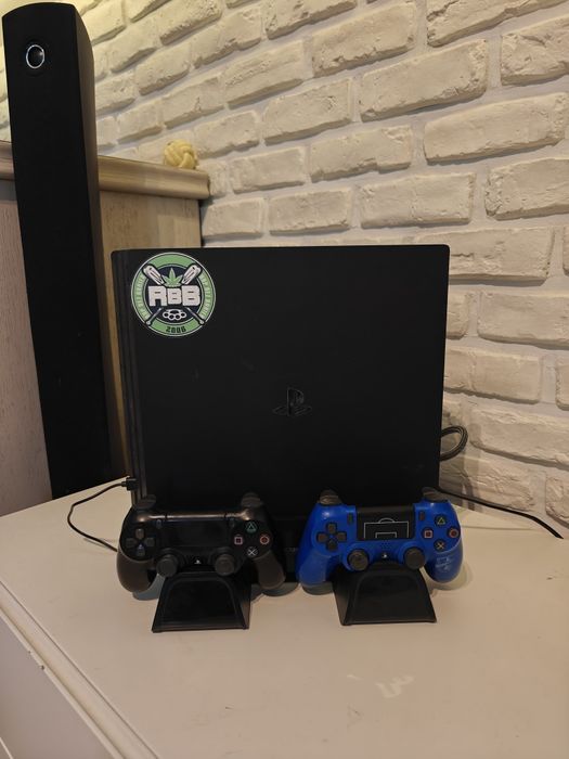 Sprzedam konsole PS4 pro