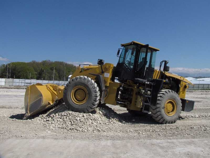 Оренда послуги спецтехніки. Екскаватори, самоскиди, автокрани та інше