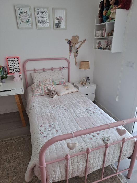 Cama de ferro de solteiro