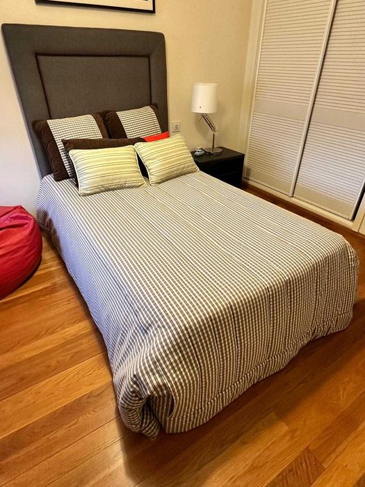 Cama completa (cabeceira + sommier + colchão)