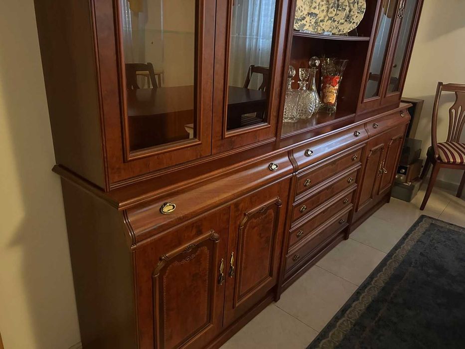 Conjunto de Sala de Jantar em Madeira (Mesa, 6 Cadeiras e Vitrine)