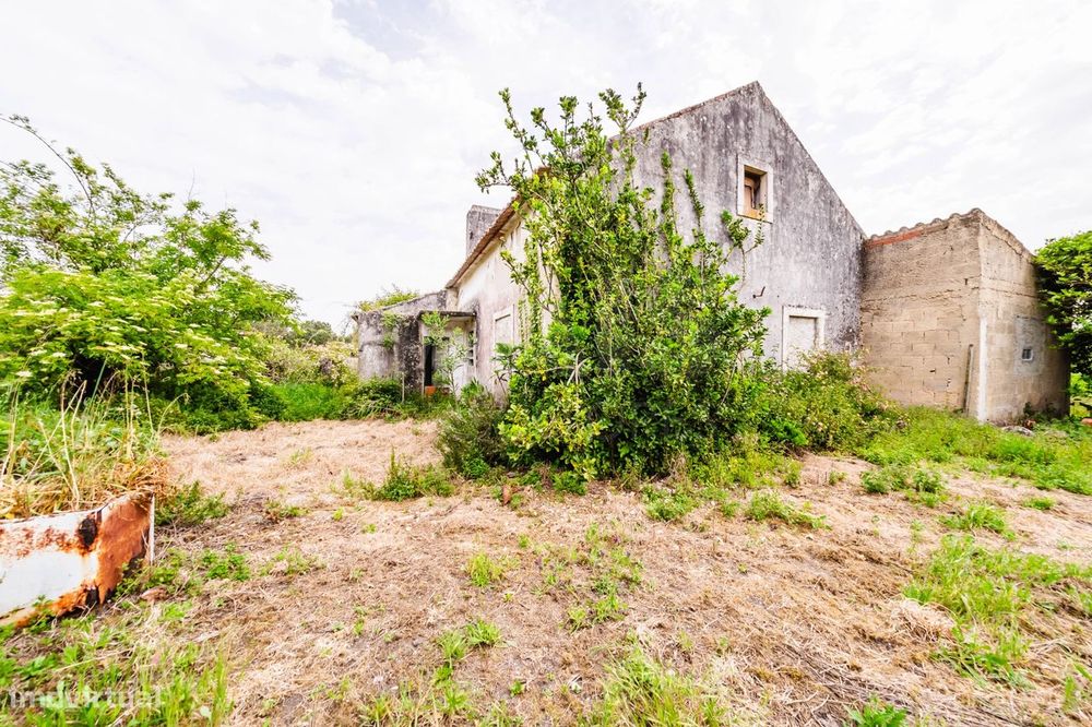 Moradia p/a restaurar c/ 225m2 de área em terreno c/ 6.473m2