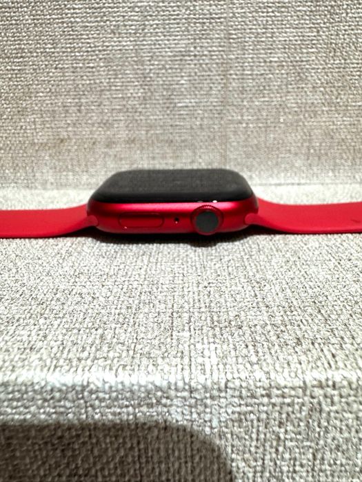Apple Watch 8 (red product)
