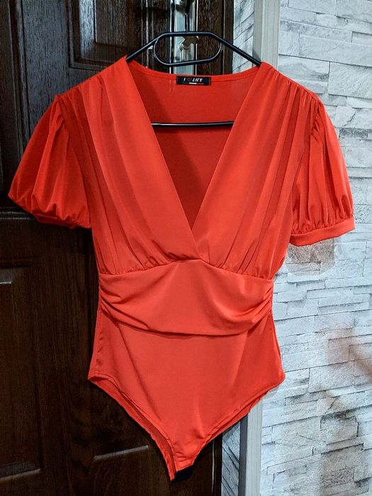 Body czerwone dekolt w serek rozmiar XS/S walentynki