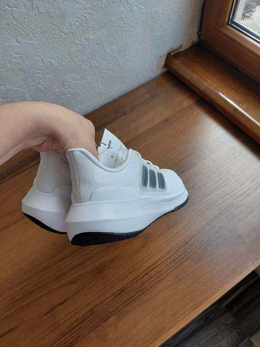 Кросівки adidas білі нові 26,5 см
