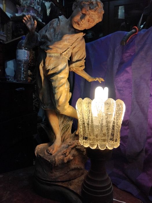 Candeeiro Escultura antiga de menino em terra-cota e madeira