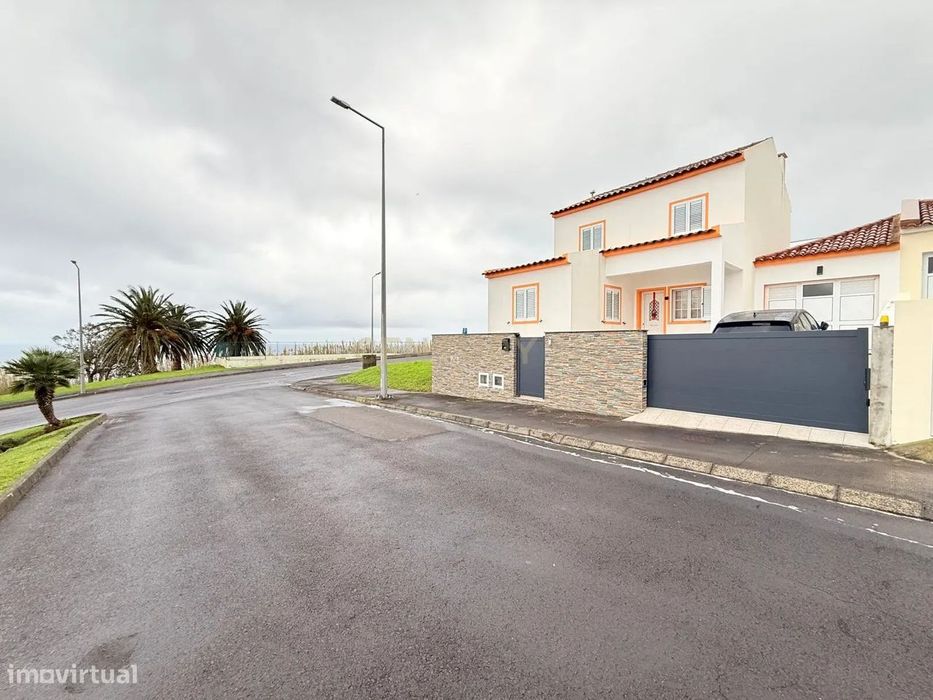 Moradia Moderna e Funcional no Coração da Vila de Nordeste