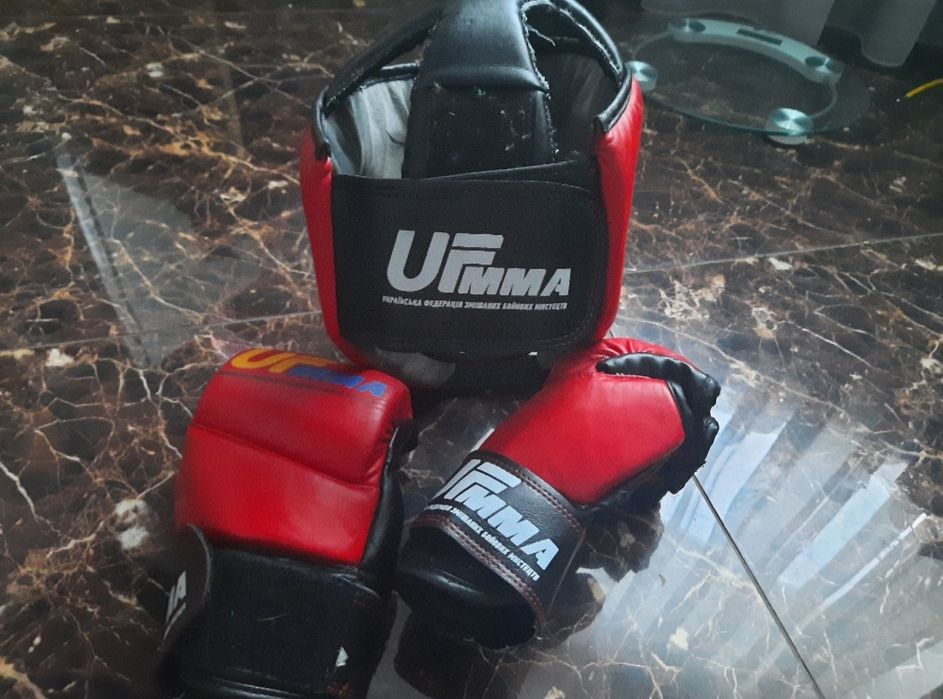 Шолом та перчатки UFMMA