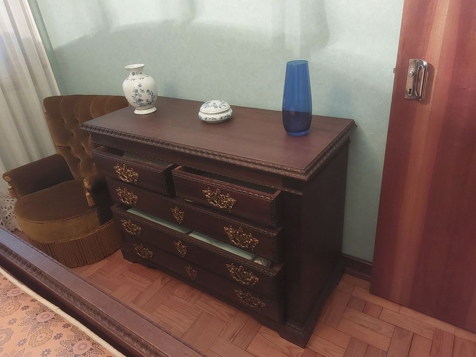 Cama com 2 camiseiros e cómoda.