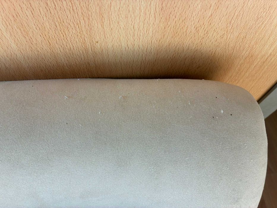 conjunto de 2 (duas) poltronas em tecido creme, sem braços