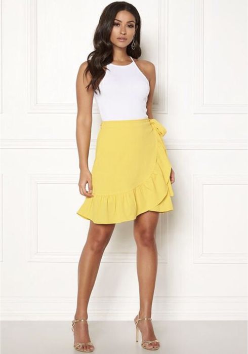 Жовта спідниця на запах з рюшами