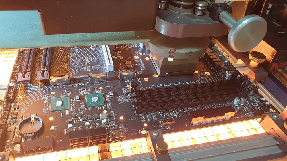 Gniazda procesora: AM4, AM5, LGA1700, LGA1851. Montaż w pakiecie.