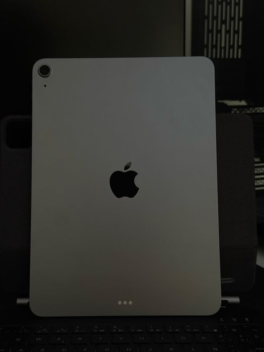 iPad Air 11" (Chip M3) 128GB – Como Novo (11 ciclos) + Magic Keyboard