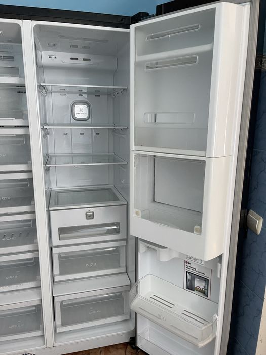 Продаю холодильник LG дводверний з льодогенератором