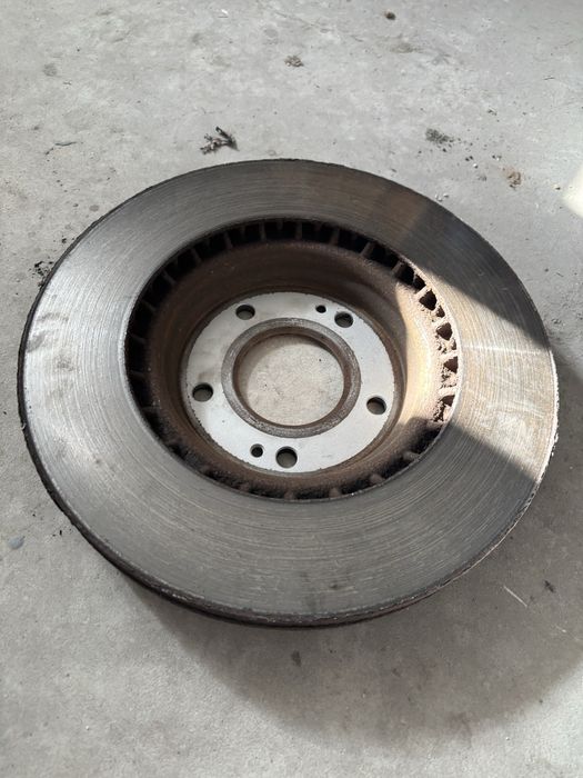 Тормозні диски і колодки Kia Sportage.