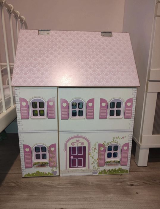 Drewniany domek dla lalek z mebelkami i lalkami – duży, otwierany