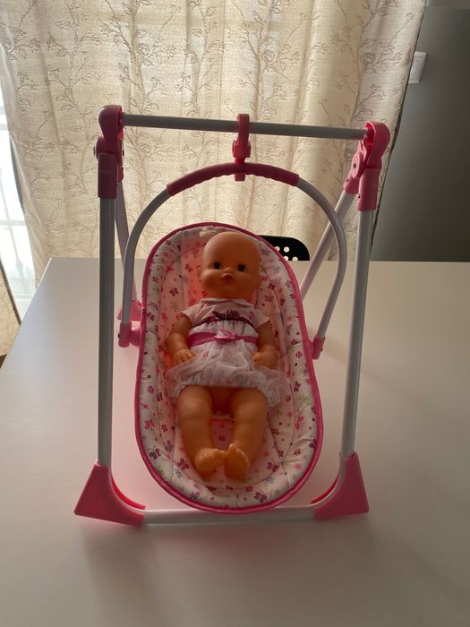Boneca com cadeira e baloiço