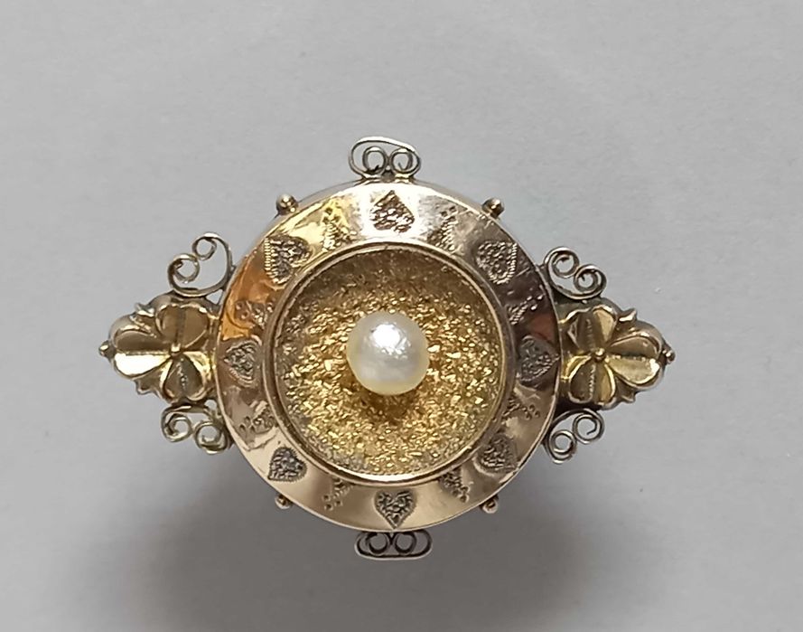 Brosza z perełką, metal złocony, XIX w.