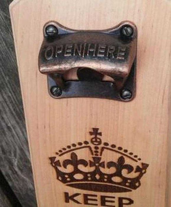 Настінна відкривачка для пива з натурального дерева