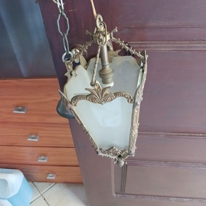 Lanterna em metal e vidro.