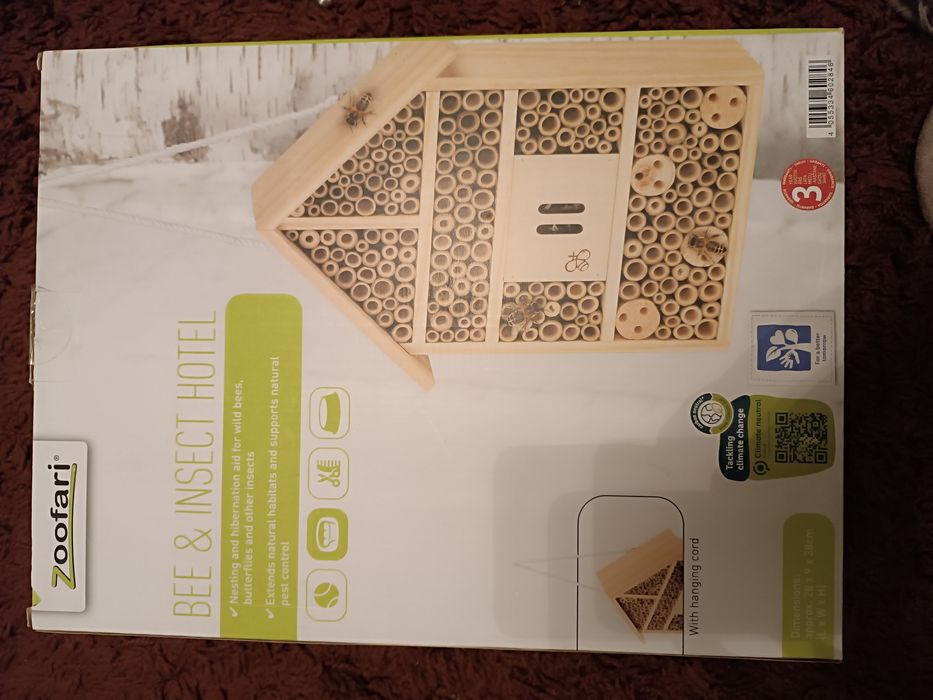 Nowy drewniany domek dla owadów