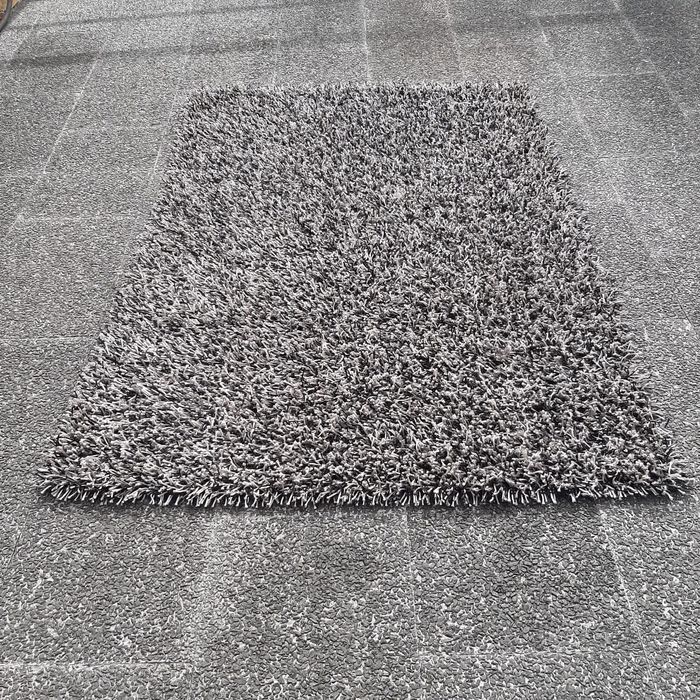 Venda de carpetes pretas esbranquiçadas