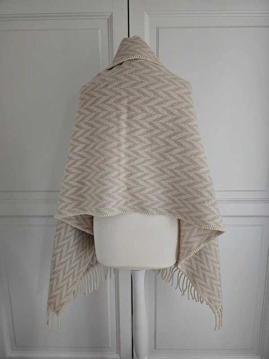 Wełniane ponczo narzutka damska w jodełkę z frędzlami BH