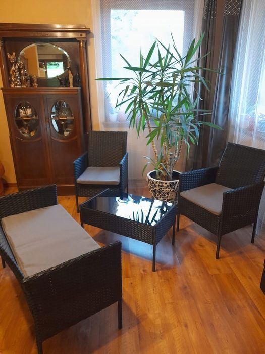 Zestaw foteli turystycznych z sofą i stolikiem na kemping