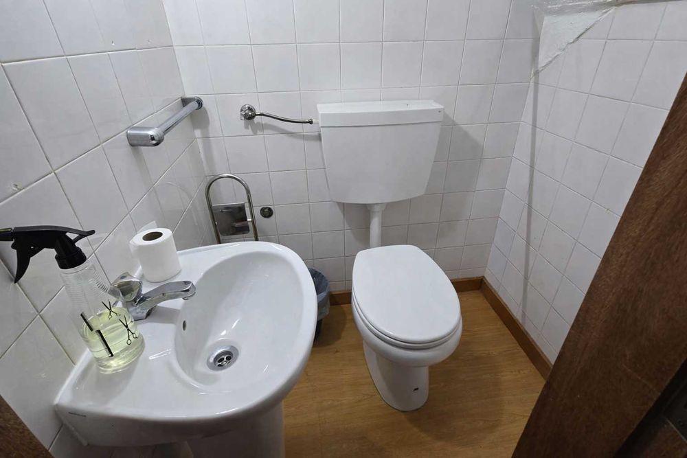 Quarto com wc privada não fumadores com tudo incluído a 10 minutos de Lisboa e do MARL
