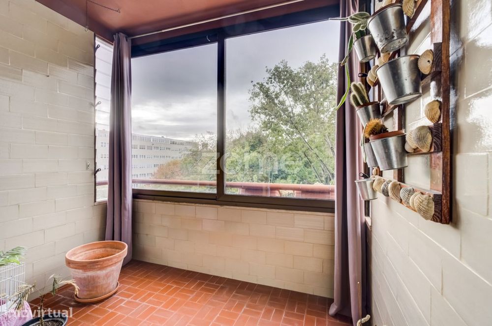 Apartamento T3 todo renovado c/garagem na Av. de Londres em Guimarães