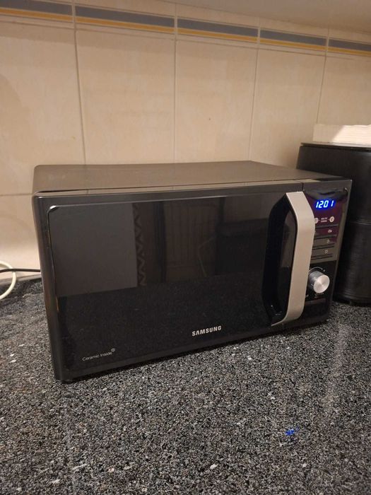 Microondas SAMSUNG MG2AF301TCK (23 L - Com Grill - Preto)