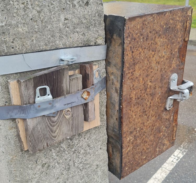 Металева розподільна скринька / електрощиток (б/у)