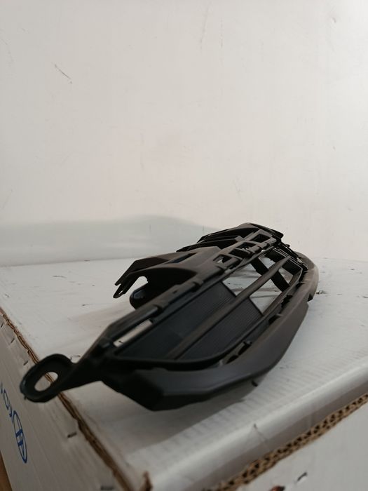 Решітка  радіатора TOYOTA PRIUS 2019