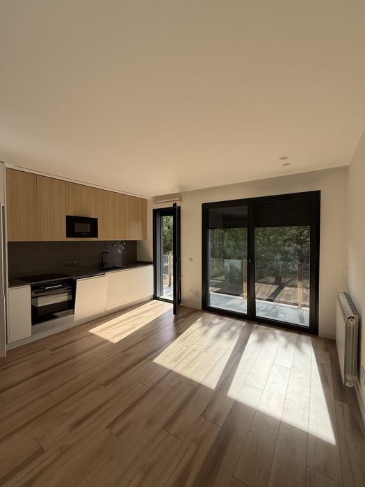 T2 contemporâneo com garagem box, varandas e excelente luminosidade — Santa Clara, Leiria 1.150 €/mês