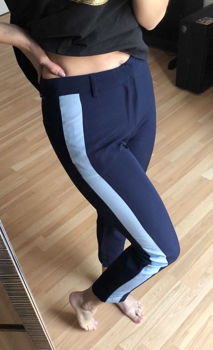 Granatowe spodnie materiałowe z lampasami, cygaretki, chino Reserved