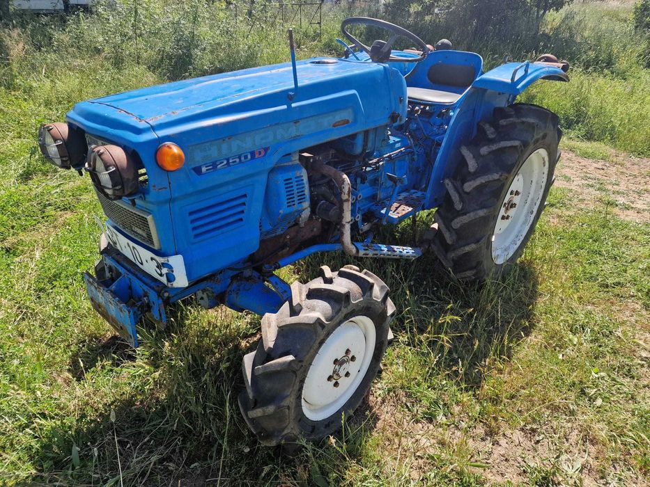 Trator Hinomoto E250D matriculado - Motor de 3 cilindros