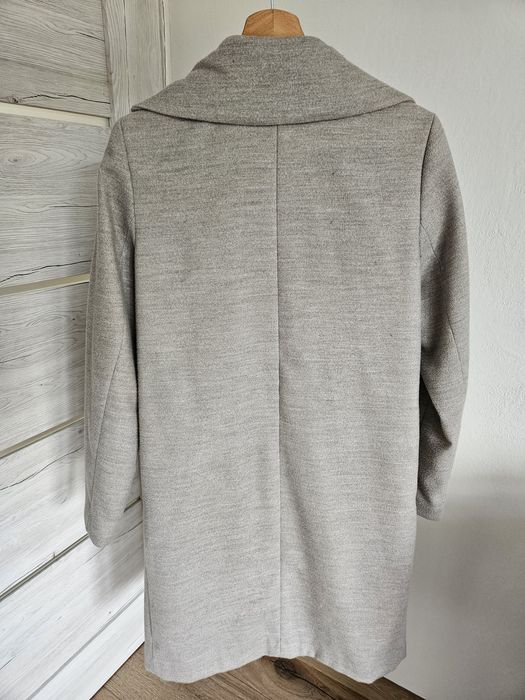 Szary zimowy płaszcz