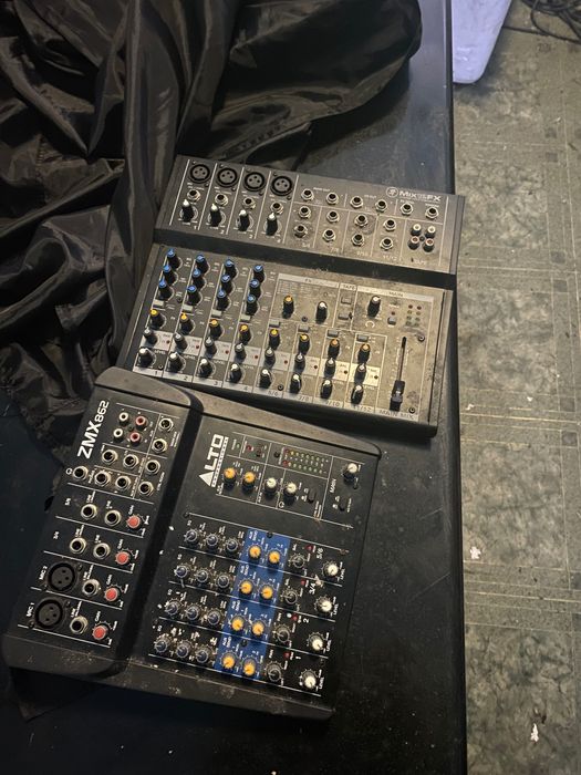 Колонки,міксер,система караоке,мікрофони та ін.