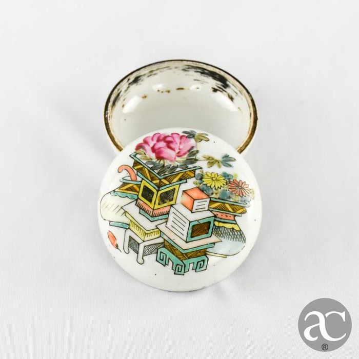 Caixa redonda em porcelana da China, com caracteres chineses, séc. XIX
